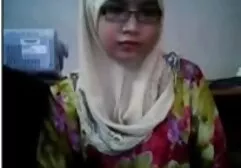 Een jonge vrouw die de camera opgeeft een menigte nederlandstalige sexfilms mannen
