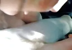 Het roodharige beest verzet zich niet tegen de volharding van harige sex films de mens.