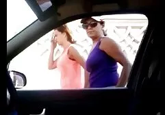 Hij slaat z ' n lul waar de vrouwen bij zijn. filmpjes xxx