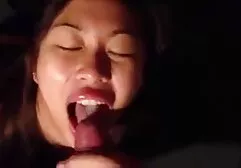 Een pornofilms bekijken man met een mooie shot hoer luxe met een grote borst