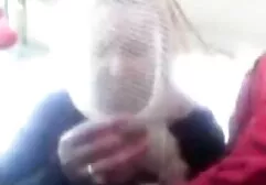 Blond, met gratis korte seksfilms het gezelschap van een zwarte man.