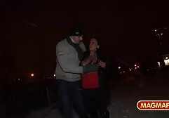 De officieren mature nl film van de Oude Dame serveren een kale atleet.