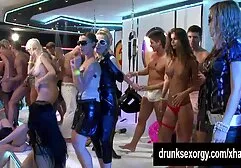 Leuke brunette overtuigt roodharige studenten om anale seks te sexfilm kijken gratis hebben.