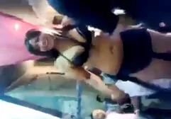 Mannen neuken meisjes met gaten die sappig pornofilm kijken likken.