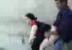 Elimineer de verveling van mooie brunettes poro filmpjes