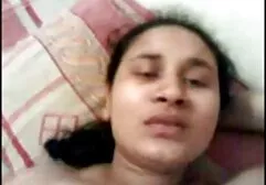 Hij maakt sperma pornofilms gratis kijken van de natte poes van een tevreden meisje.
