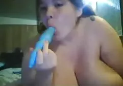 De dildo is de xxx filmpjes beste vriend van de brunette.