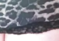 Een magere actrice amateursex filmpjes pijpt een sportregisseur.