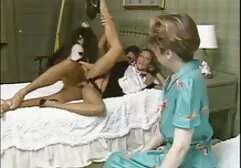 Twee vriendinnen maken seksvideo ' s sexfilms bekijken thuis, in de slaapkamer.