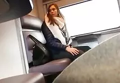De vrouw geeft zich over met een mooie seksfilms aan haar man.