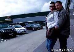 Jonge Minx die een man berispt buiten sex film