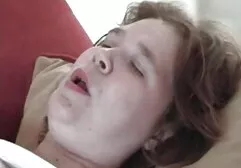 Een meisje bij de keel zonder het sex film kijken plezier van een man met een fantastische Pijpbeurt.