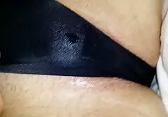 Een man met tatoeages gratis sexsfilms kijken benaderde een vriend en neef.