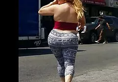 Lief blondje dat stout omasex filmpjes is in een taxi.