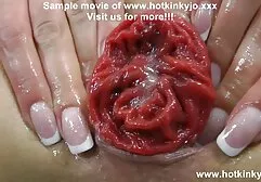De blonde wil sexfilms bekijken van seks genieten.