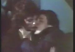De jonge brunette besloot om in een pornografische film porno film met verhaal te spelen.