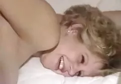 Een meisje gratis pornofilms kijken dat een collega plaagt om de stok op het bureaublad te gooien
