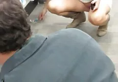 Twee studenten spelen met het meisje en regelen Groepseks met sex filmpjes vagina haar in het bos.