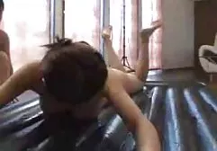Brunette waardeert de penis van een vriend van nl sexfilm de familie.