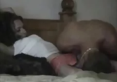 Het meisje liet de homoseks filmpjes man haar neuken.