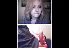 Anale seks seksfilm kijken is moeilijk met een man die achter de blonde staat.