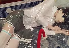 Een man die gratis porno film kijken ervaring heeft om jonge mensen een hele goede porno te geven.
