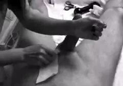 Volwassen blondine, hollandse seks films met een piercing in haar kont, legde haar gezicht op de bodem.