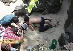 Twee meisjes ontspannen met nl gratis porno een brutale man.