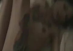 De vrouw gedraagt zich als een gratis sex films zien hoer.