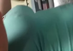 Twee mooie meisjes die de gelukkige man hamster sex filmpjes dienen.