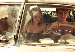 Russische hoeren tiener sex films tonen kleine en dunne borsten.